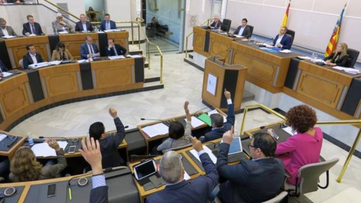 Una votación durante una sesión plenaria de la Diputación de Alicante