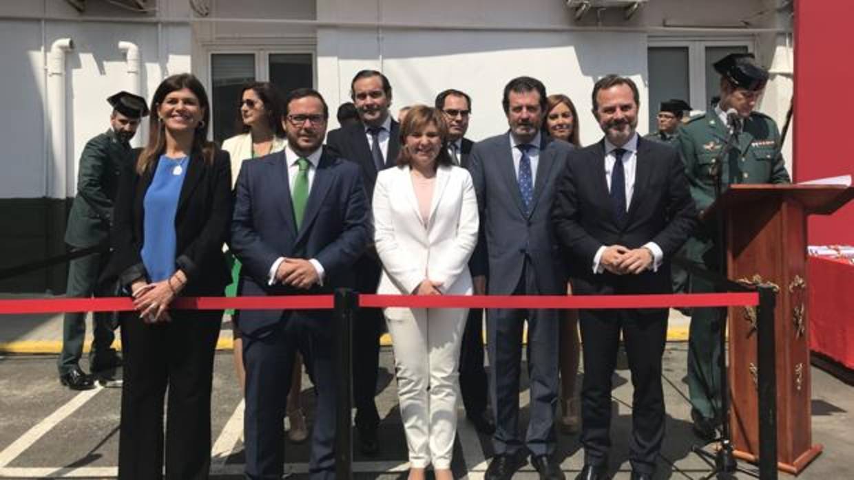 Bonig, junto a Asunción Sánchez Zaplana, Agustín Almodóbar, Pepe Císcar y Carlos Castillo, en el acto del aniversario de la Guardia Civil en Alicante