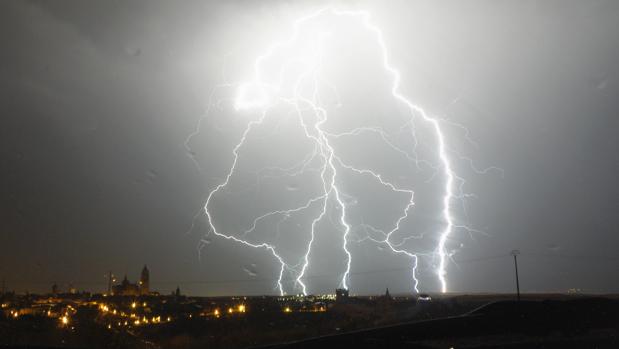 Las tormentas dejan caer casi un millar de rayos por toda la geografía de Castilla y León