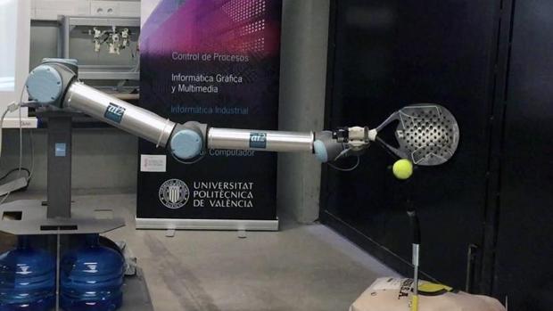 Un brazo robotizado verifica 11 características de las palas de pádel