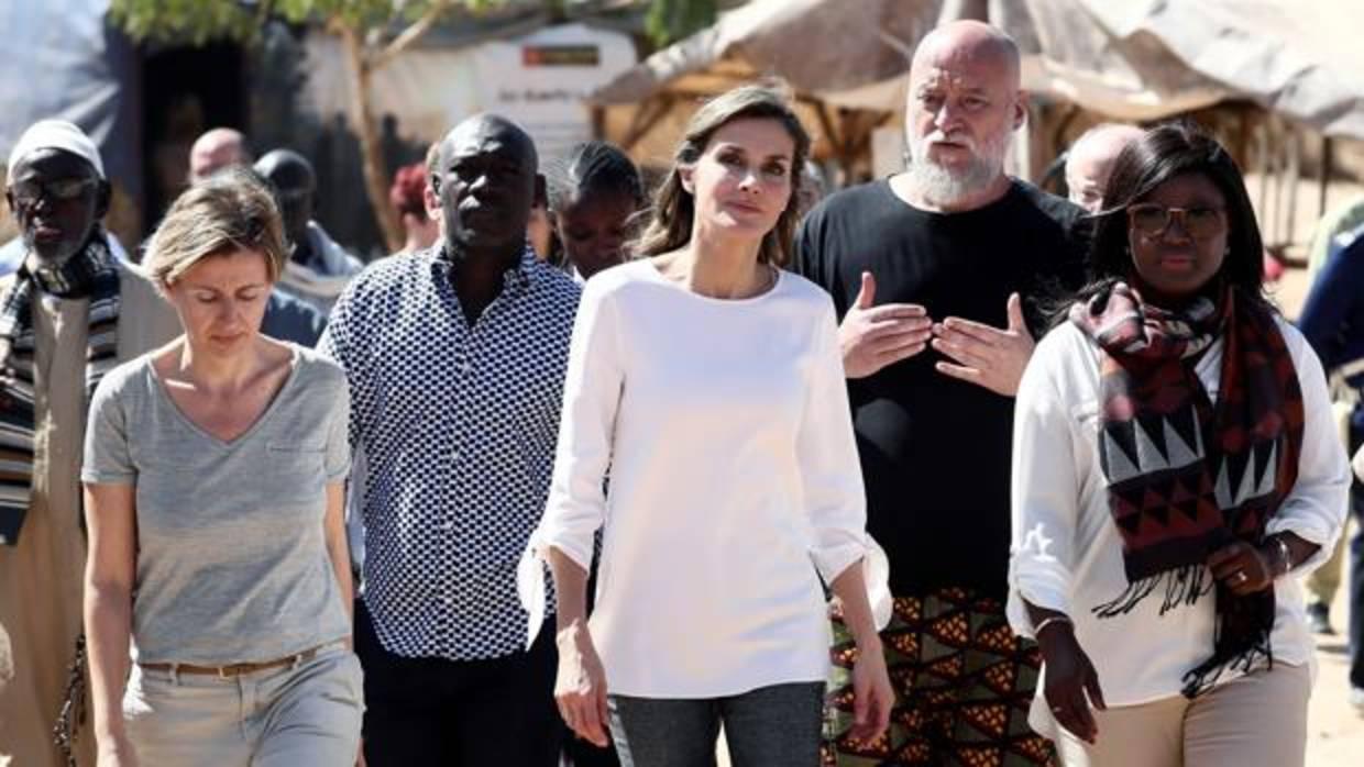 Doña Letizia, durante la visita a un centro de acogida en Dakar el pasado diciembre