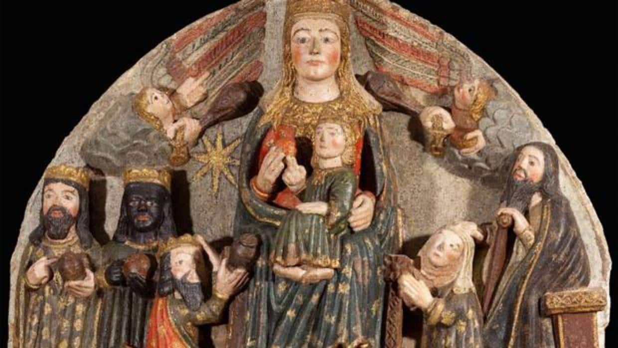 La noble Leonor González de Saz, arrodillada ante la Virgen en un relieve que ella misma ordenó elaborar