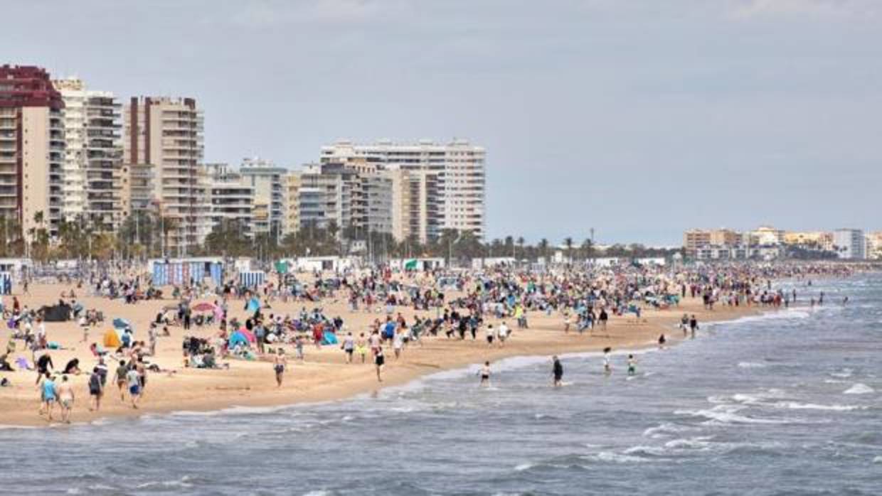 Gente en la playa en Valencia en una imagen captada este mes de mayo