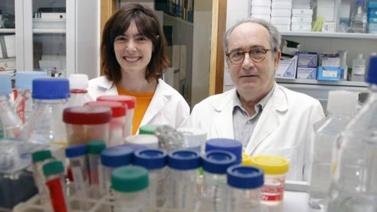 Isabel Ortuño y Nicolás Cuenca, en su laboratorio de la Universidad de Alicante