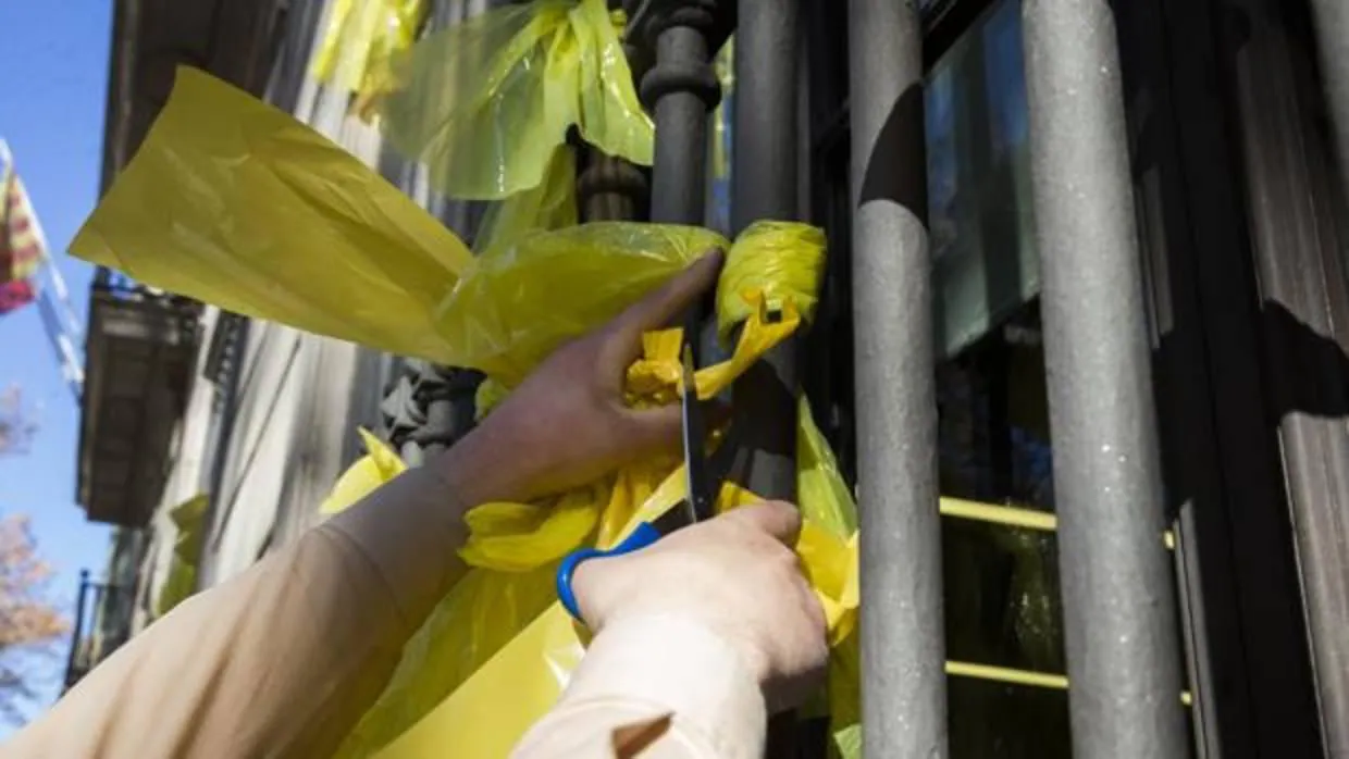 Accion en las Ramblas poniendo lazos amarillos en un edificio de la Cultura de la Generalitat de Cataluña