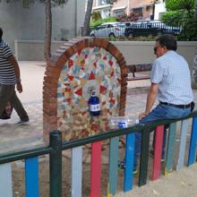 Un vecino de la calle José del Hierro, intentando llenar garrafas de agua en una fuente pública