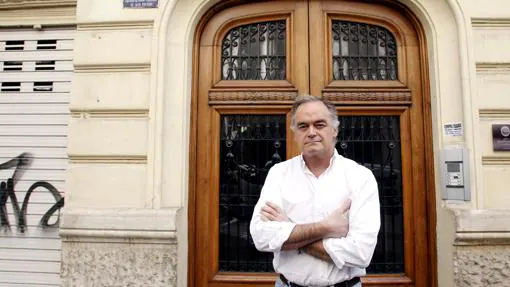 Esteban González Pons en el portal de su casa