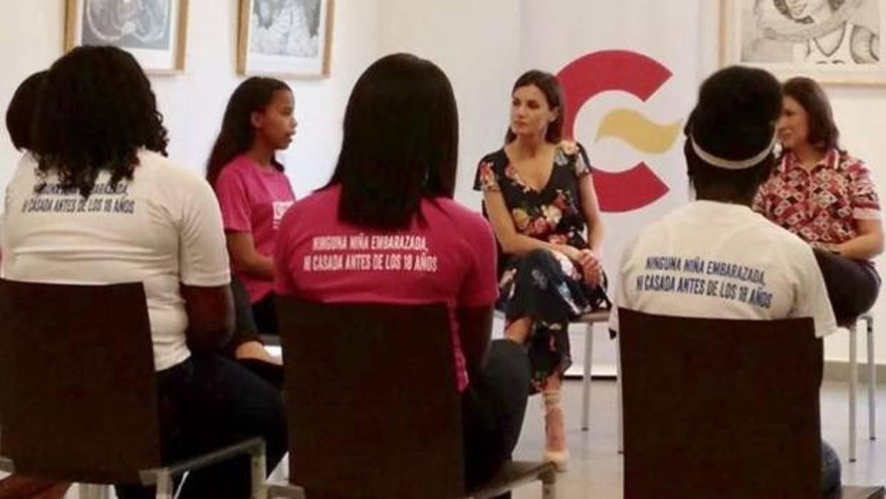 La Reina, hoy, junto a varias niñas en República Dominicana