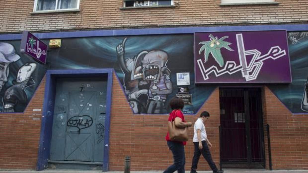 Entrada de la sala Hebe, ayer, en Puente de Vallecas