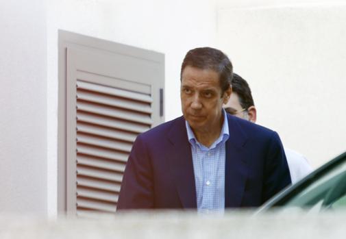 Imagen de Eduardo Zaplana tomada a la salida de su casa de Benidorm este martes