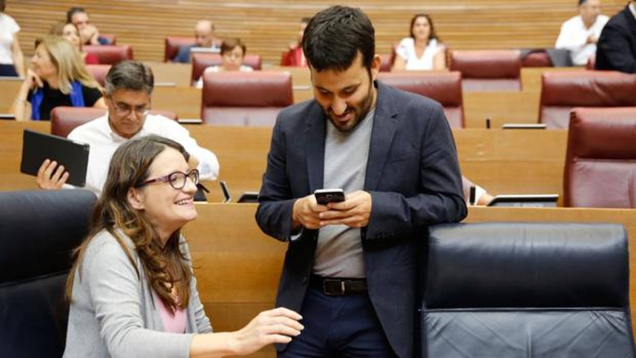 Imagen de la vicepresidenta Oltra y el conseller Marzà tomada en las Cortes Valencianas