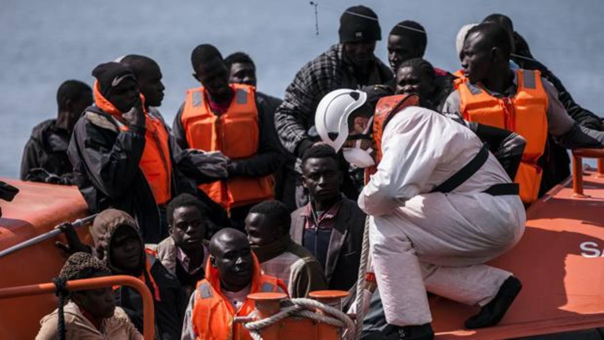 Imagen de archivo de un grupo de inmigrantes llegando a Málaga