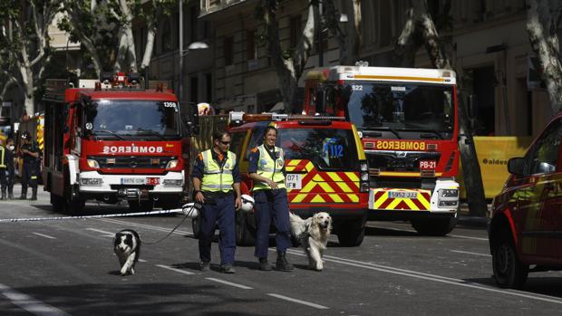 Los bomberos solo han retirado el 20% de los escombros del edificio derrumbado en Martínez Campos