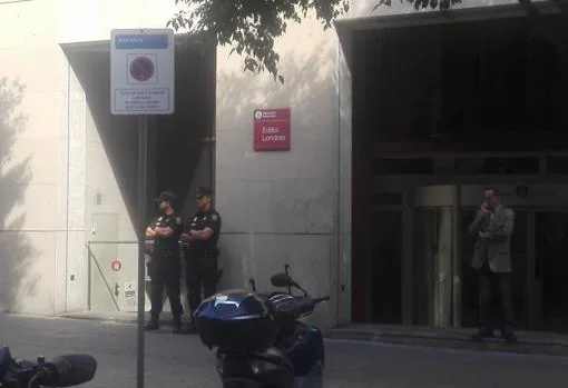 Agentes en las puertas de un edificio de la Diputación de Barcelona