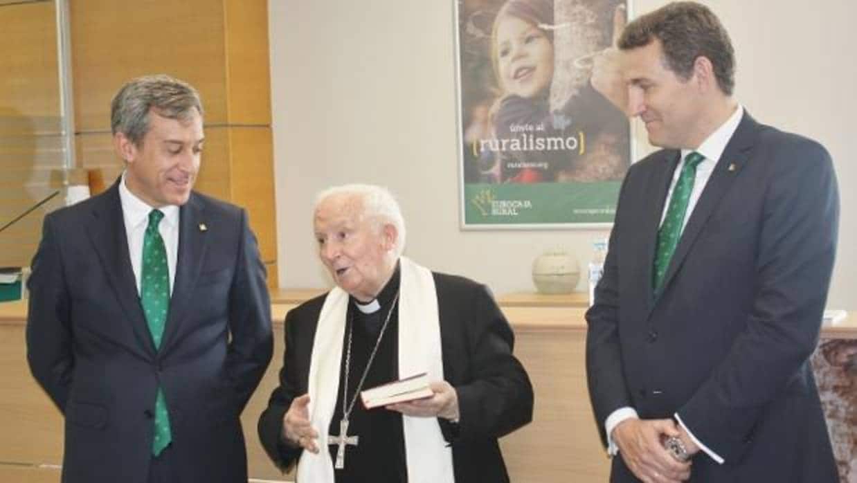 Imagen del presidente de Eurocaja Rural, el cardenal arzobispo de Valencia y el director general de la entidad financiera
