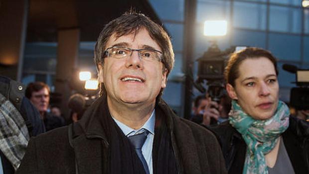 Puigdemont acusa a Ciudadanos de «nacional-falangistas» por querer quitar lazos del Parlament