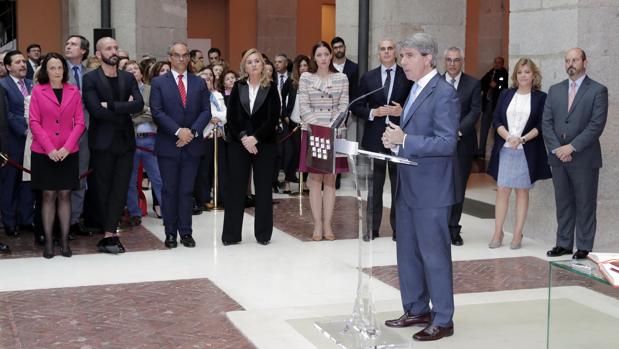 El presidente de la Comunidad de Madrid, hospitalizado por una piedra en el riñón