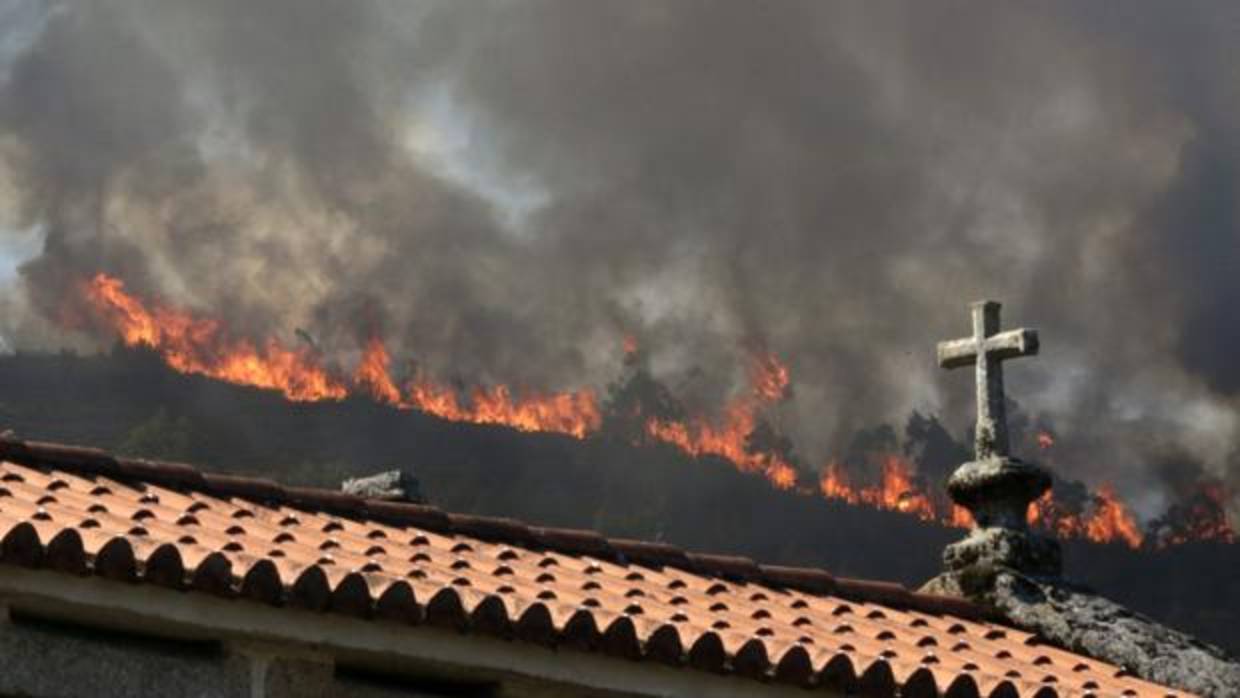 Las llamas estaban amenazando varias viviendas