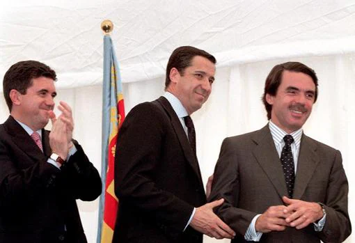 Imagen de Matas, Aznar y Zaplana tomada en Alcira (Valencia) en el año 2002