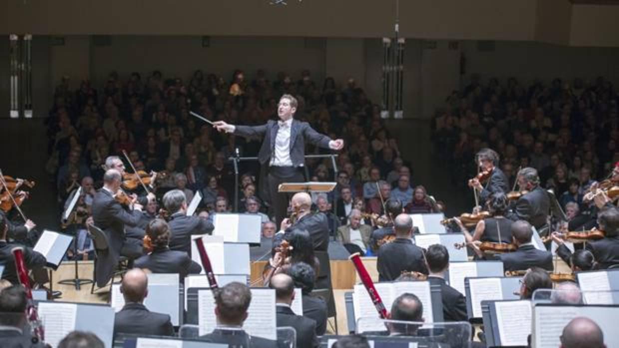 Ramón Tébar, dirigeix l'orquestra de València