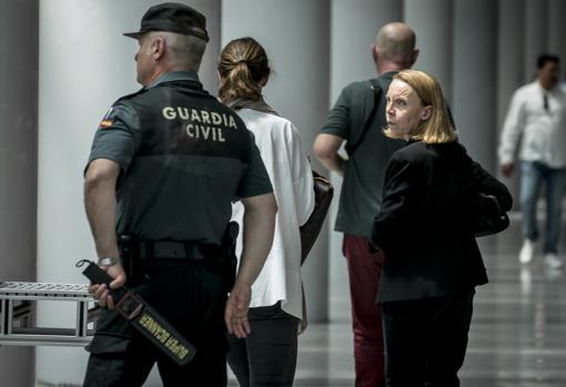 Imagen de Rosa Barceló a su entrada a la Ciudad de la Justicia de Valencia