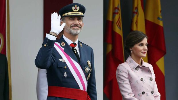 El Rey elogia a las Fuerzas Armadas y la Guardia Civil y brinda por España