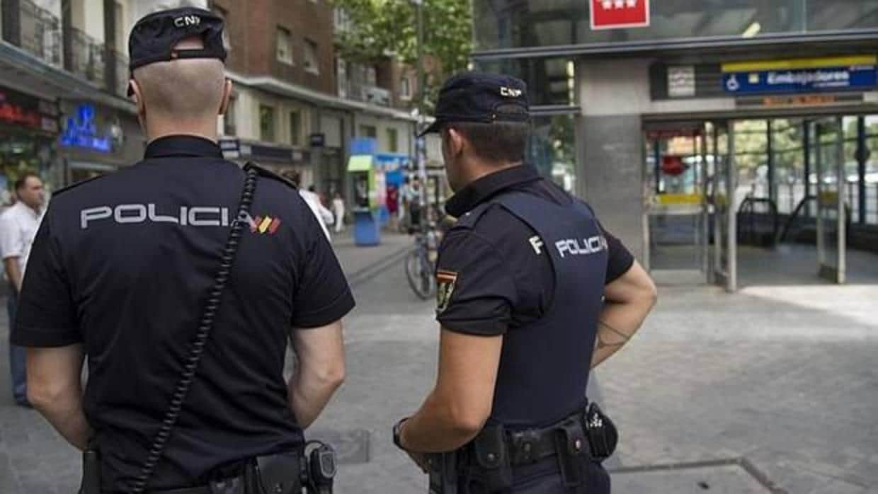 Imagen de archivo de dos agentes de la Policía Nacional en Madrid