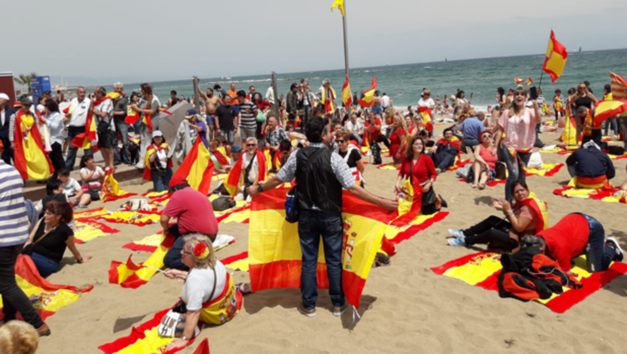 Banderas de España en una playa de Barcelona