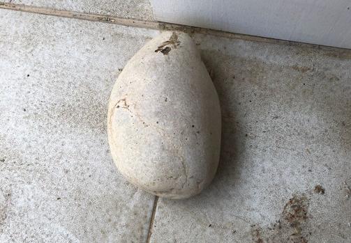 Piedra que impactó con el cristal de la casa del concejal de Cs en Sitges