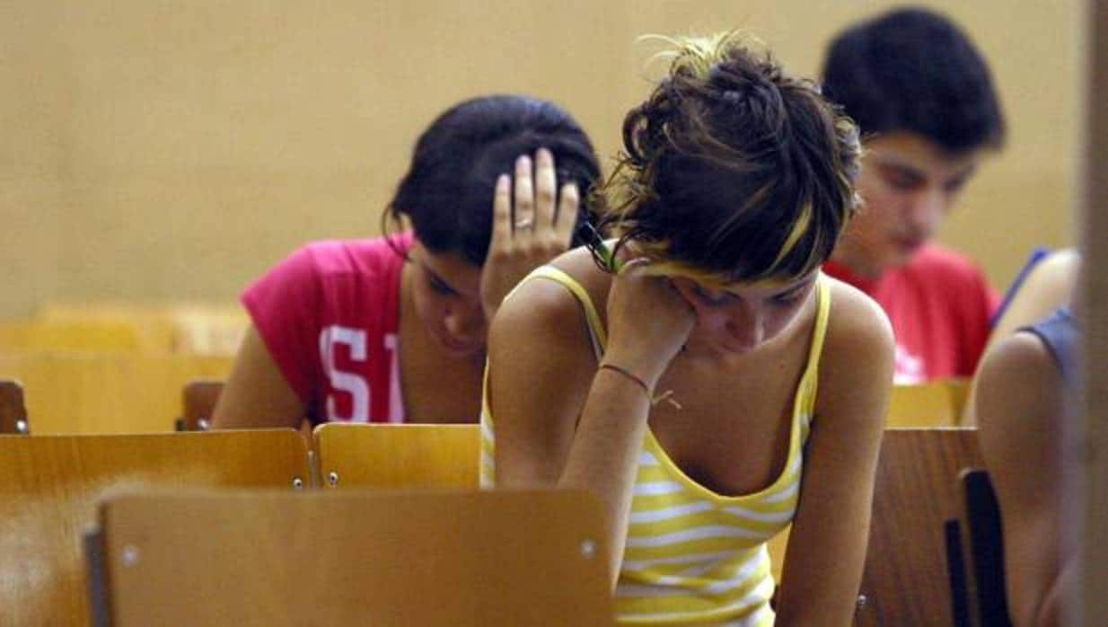 Alumnos realizan las pruebas de selectividad en la Universidad de Barcelona