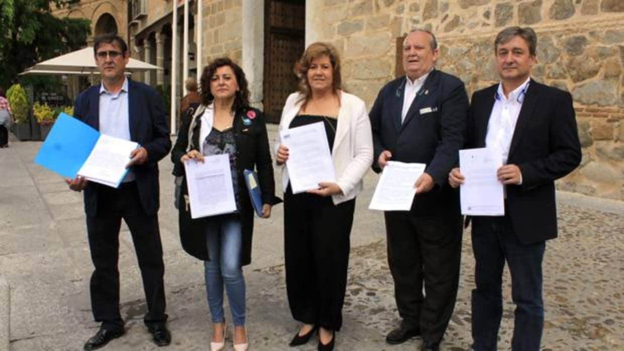 Los alcaldes ante la puerta del Palacio de Fuensalida