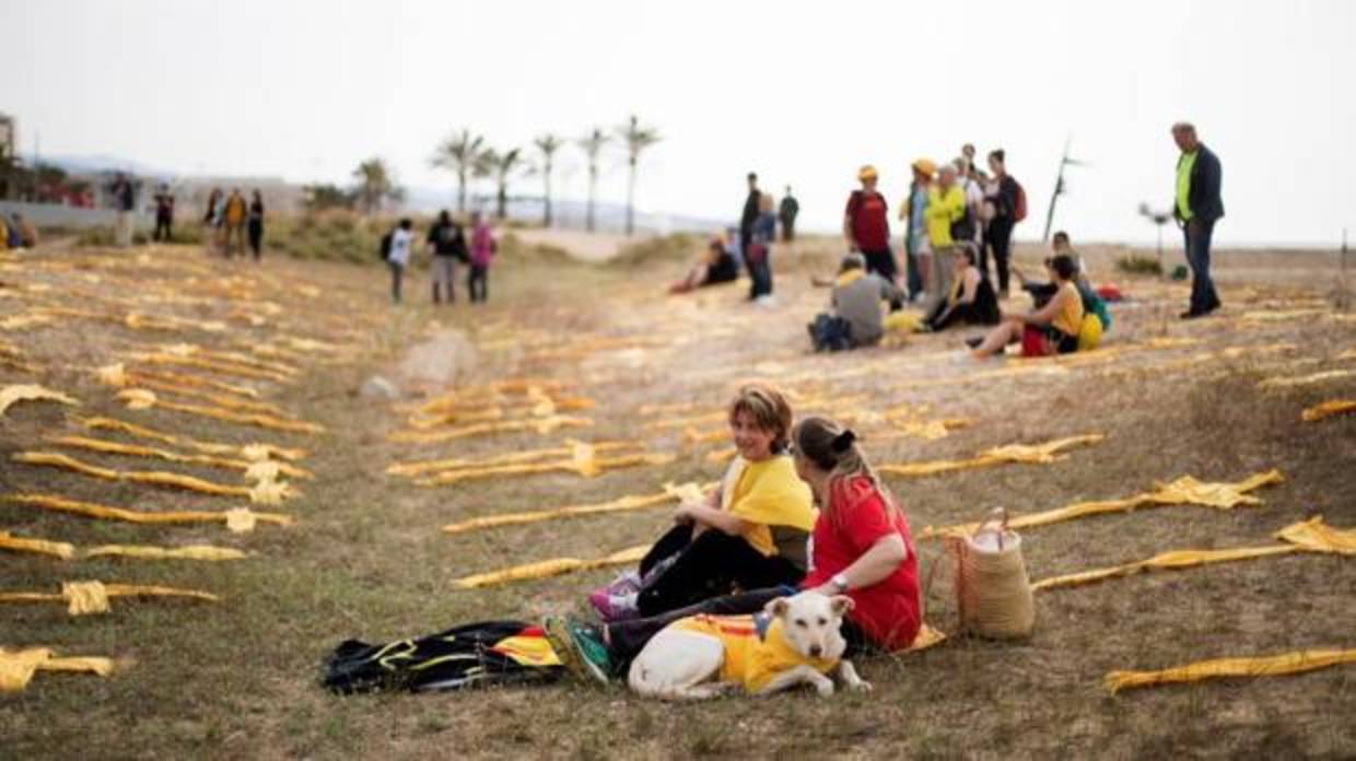 Planatada de toallas amarillas este domi ngo en la playa de Mataró