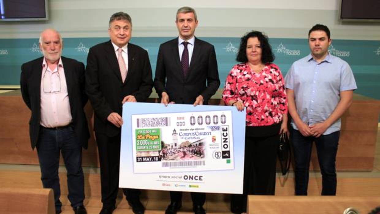 Álvaro Gutiérrez junto al delegado de Castilla-La Mancha de la ONCE, Carlos Javier Hernández, y la alcaldesa de Camuñas, Carmen Cano