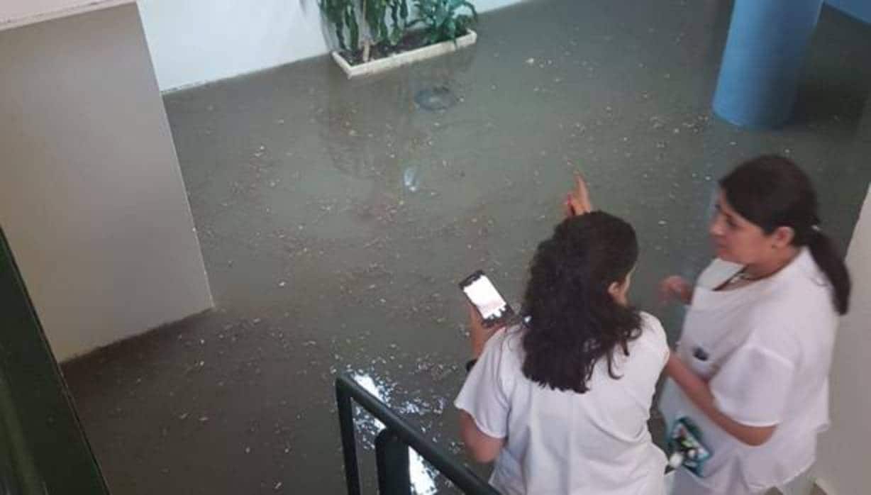Imagen del hospital de Valdepeñas, que se inundó el domingo por una gran tromba de agua