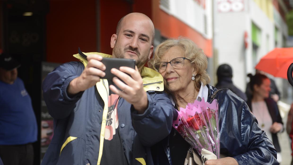 Carmena se hace un «selfie» con un hombre en la calle