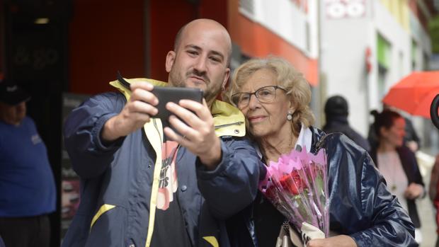 Plan para «salvar» a lateros y top manta: Carmena prepara un indulto para los vendedores ambulantes