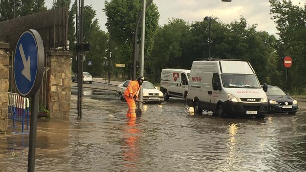 Una tromba de agua inunda calles y comercios en Salamanca