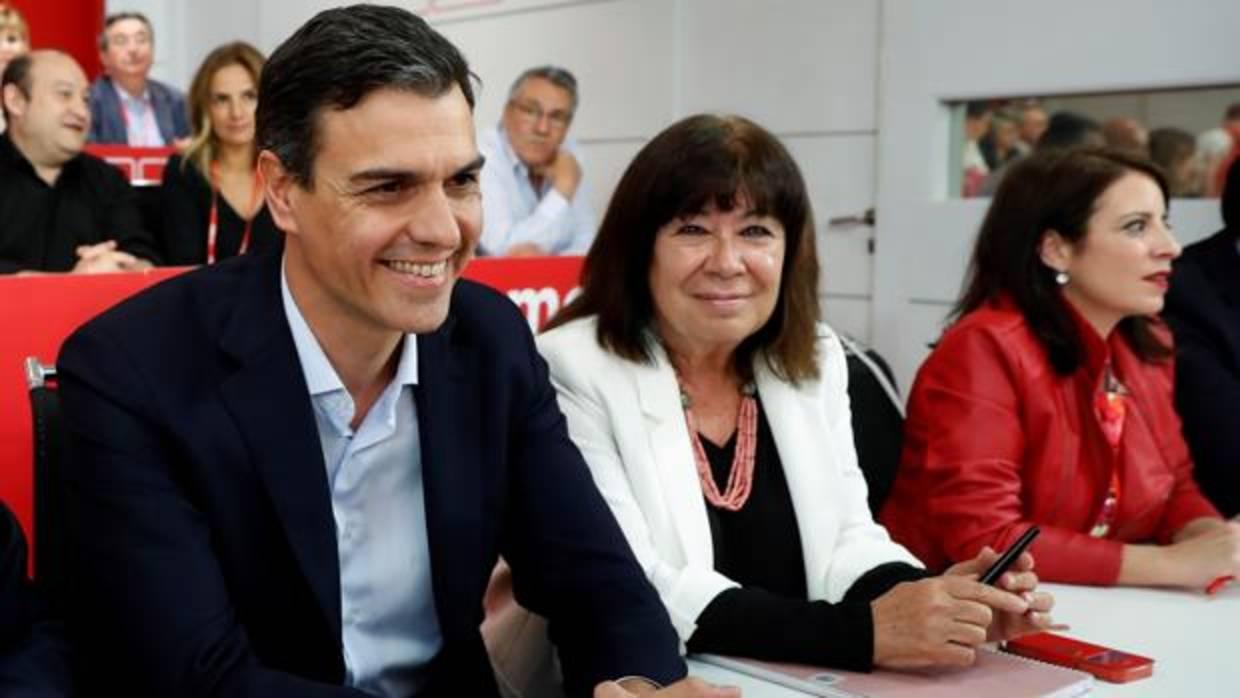 El secretario general del PSOE, Pedro Sánchez, junto a la presidenta, Cristina Narbona, en Ferraz