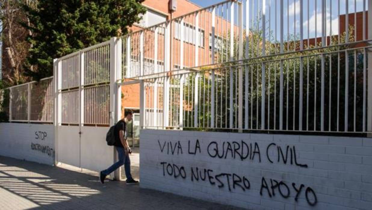 Pintada de apoyo a la Guardia Civil en el instituto de Sant Andreu