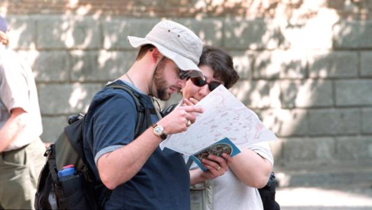 Dos turistas observan el mapa de la ciudad de Toledo