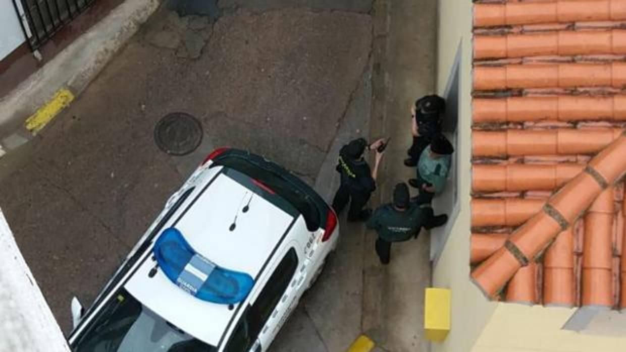 Imagen de los agentes a la salidad del Ayuntamiento de Navajas