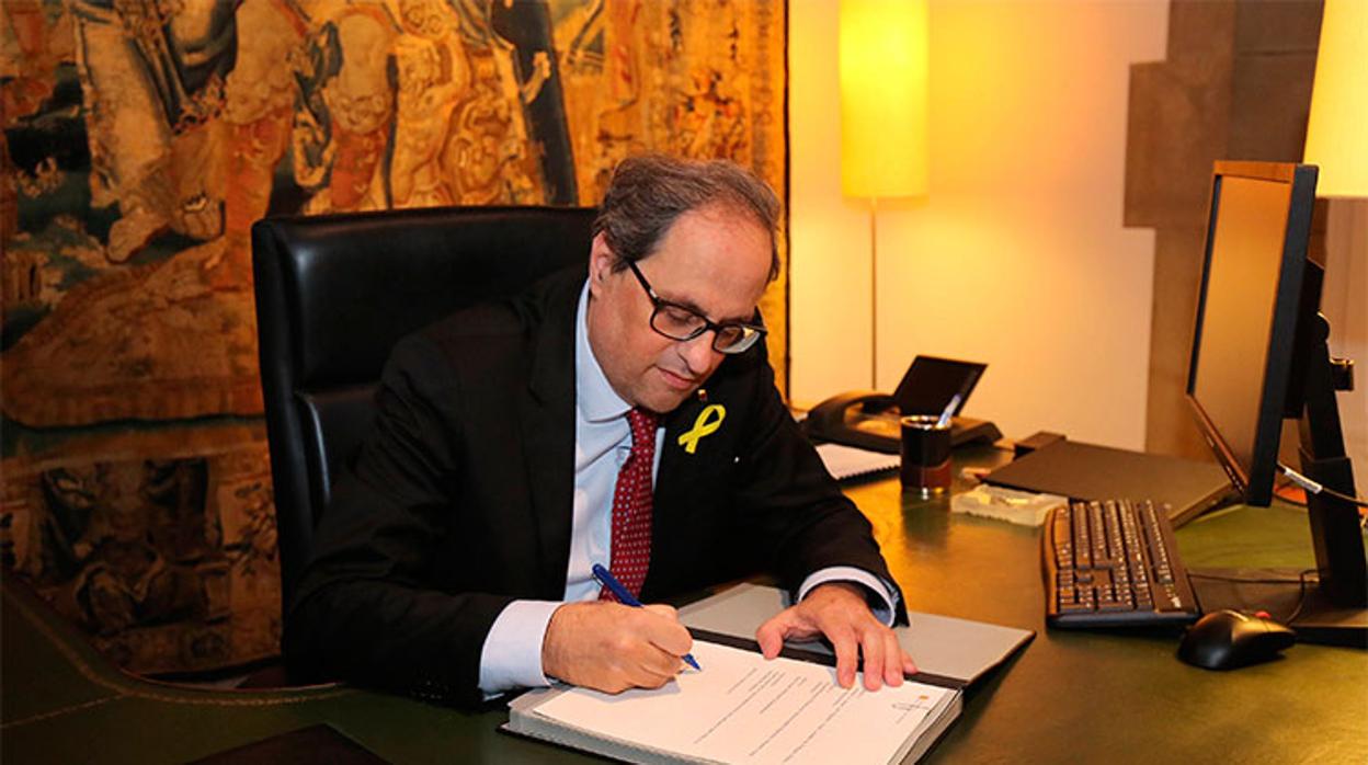 El presidente catalán en el momento de firmar los nombramientos