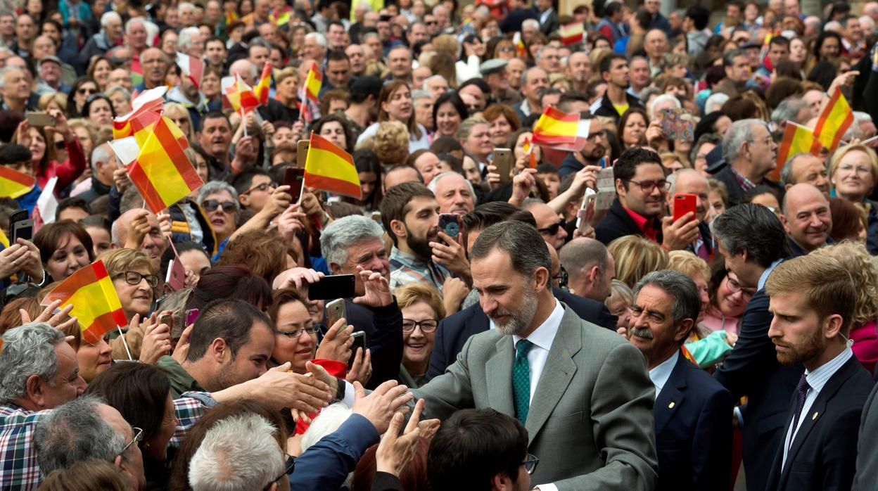 El Rey saluda al público congregado en la Plaza de España de Reinosa (Cantabria)