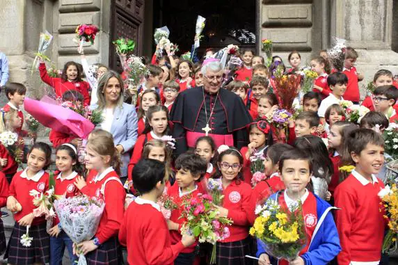 El arzobispo y la alcaldesa de Toledo, rodeados de niños durante la ofrenda floral