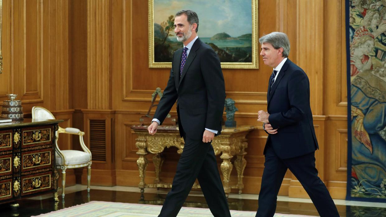 Felipe VI y el presidente regional de Madrid, Ángel Garrido