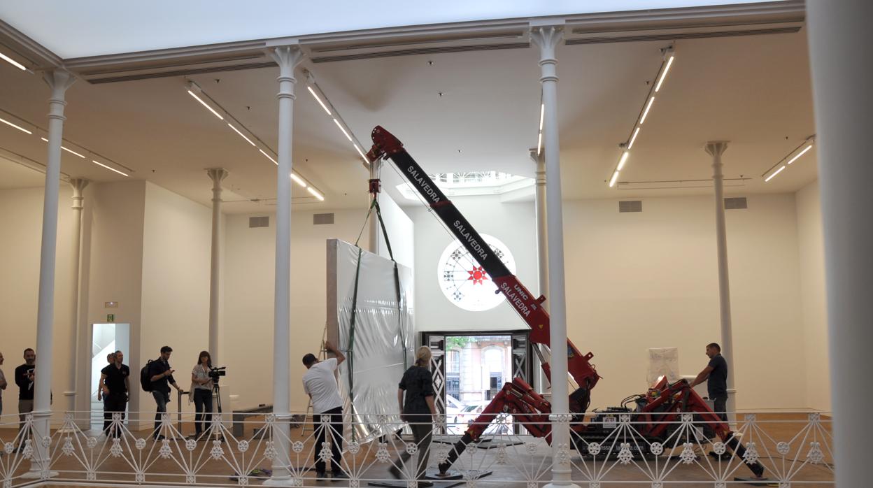 Proceso de trasladode la obra, ayer en la Fundación Tàpies oc