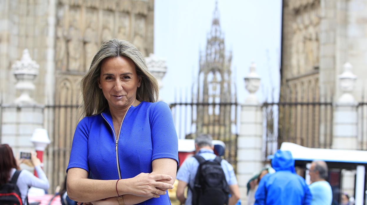 La alcaldesa de Toledo posa para ABC con la catedral primada al fondo