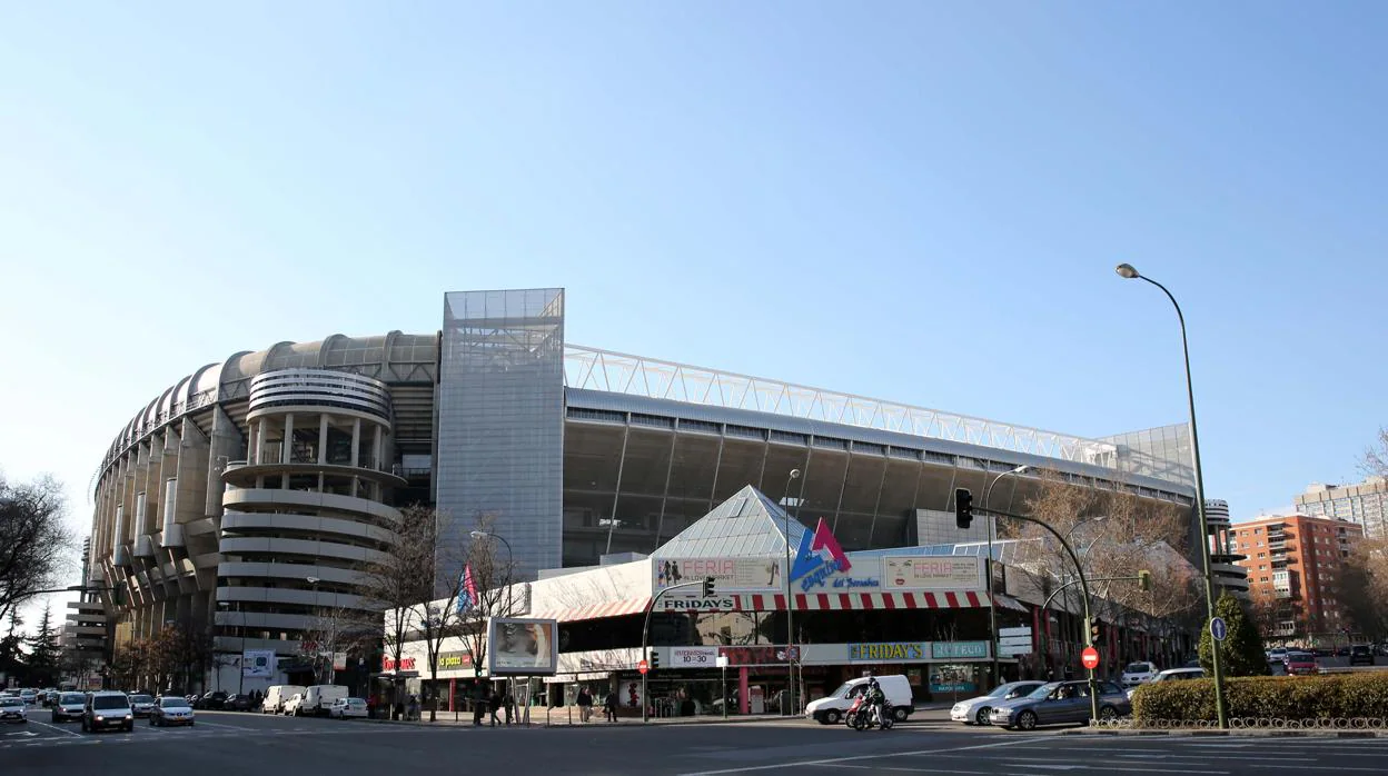 El Santiago Bernabéu, con el centro comercial de La Esquina delante
