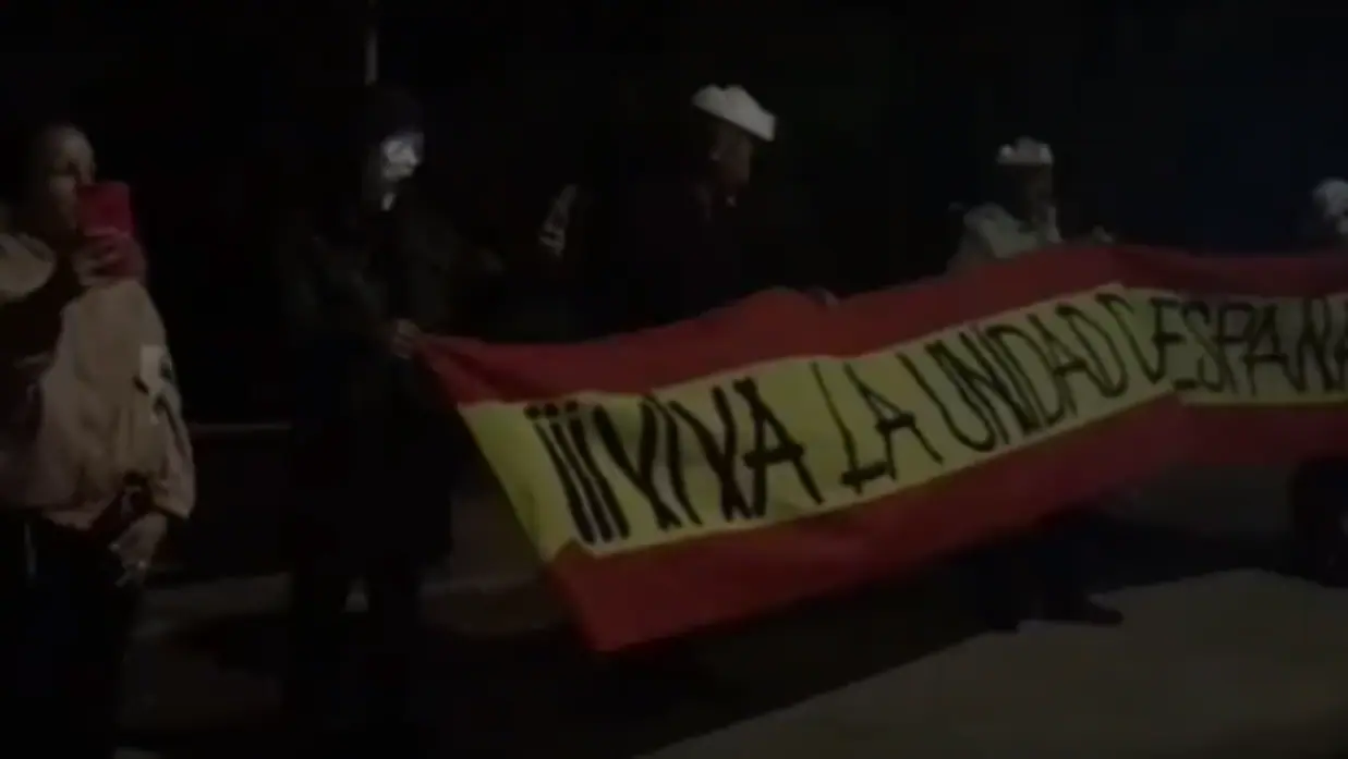 Imagen de la acción contra Mónica Oltra frente a su vivienda