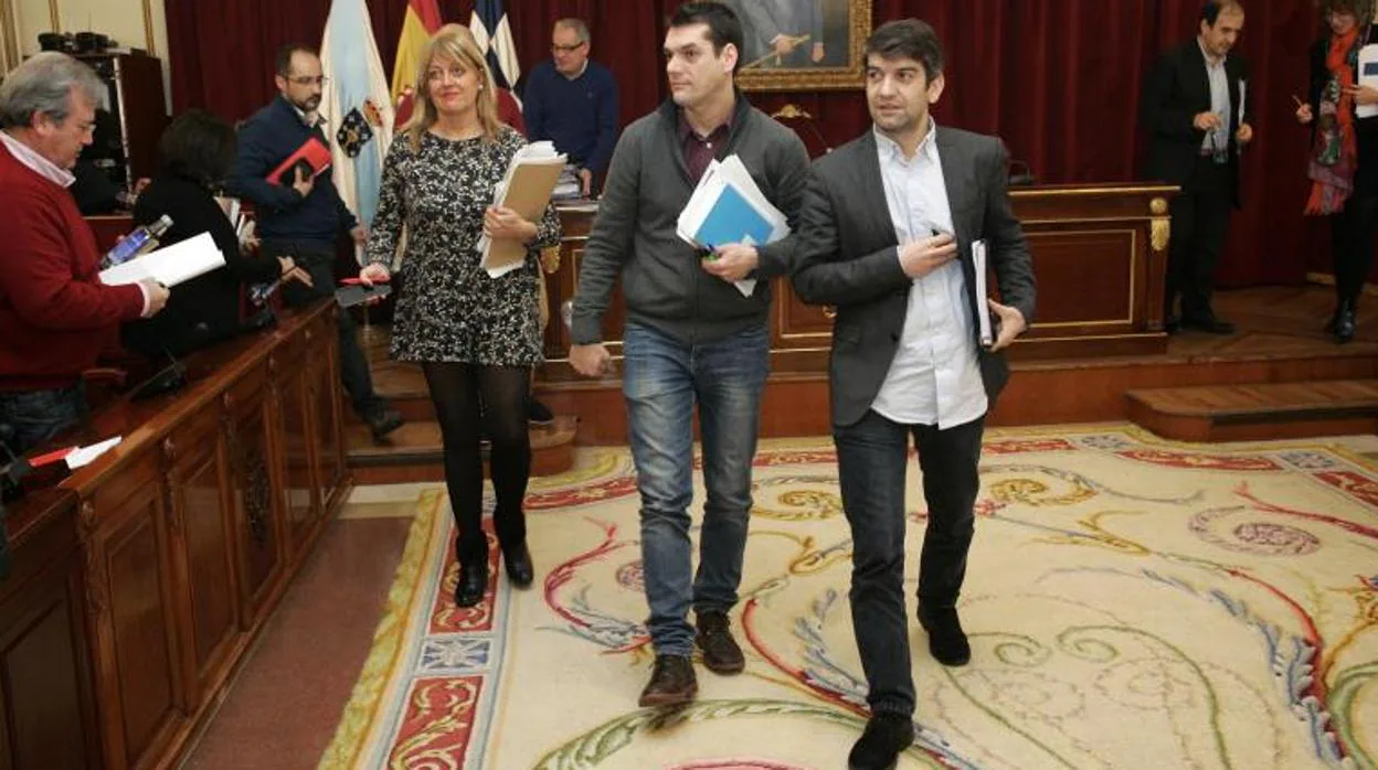 El alcalde Jorge Suárez (derecha), junto a Alvaro Montes (portavoz de Ferrol en Común). A la izquierda, Beatriz Sestayo (PSOE)